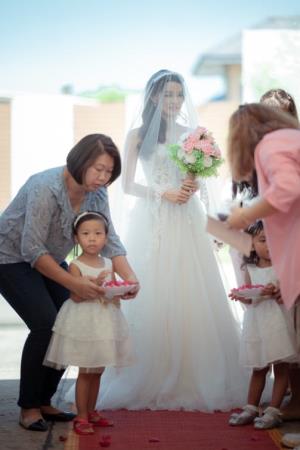 ชุดเจ้าสาวและชุดเจ้าบ่าว ชุดสากล เช่าที่แบมบี้ เวดดิ้ง ห้วยขวาง